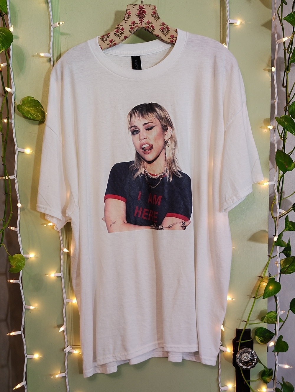 Women's Gildan Dry Blend Miley Cyrus Tongue Wink I Am Here White Oversized XL